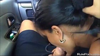 Riproduci Una donna francese che fa sesso in macchina