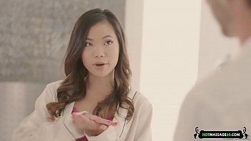 Reproducir Pequeña asiática da un masaje sensual y folla con terminación en el coño