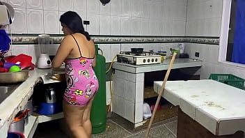 Abspielen Gehen Sie zu Hause zu einer blonden Hure, um etwas Hardcore zu erleben