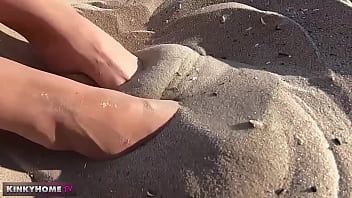 Odtwórz Idzie na plażę topless i pali papierosa na gorącym piasku