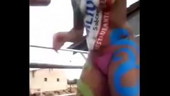 Jouer La fille aux très gros seins est assise nue dans le chat vidéo et essaie de se faire