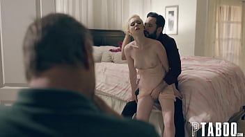تشغيل الشابة التي تجيد إعطاء xxx شفهي لرجل يجلس مسترخيًا على كرسي بذراعين