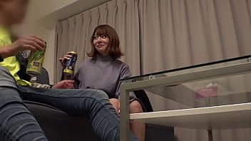 Abspielen Xxx in einem Hotelzimmer mit einem Mädchen, das einen Orgasmus haben will