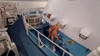 Jouer Il a un beau bateau et sort tous les week-ends avec des femmes qu'il pénètre sur le pénis