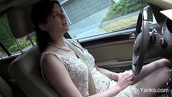 Reproducir Mujer frotando su coño al volante del coche