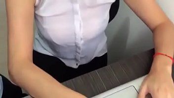 Odtwórz Gwiazdy porno biorą od fanów seks oralny