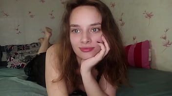 Odtwórz Ta młoda kobieta z bardzo małymi piersiami jest super gorąca i chce uprawiać seks oralny i to robić