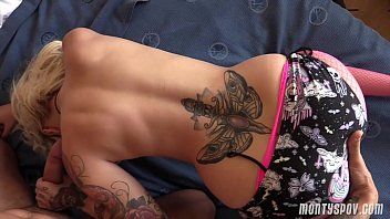 Redă Fata Blonda cu Tatuaje se Distreaza Facand Sex Anal Hard Core cu Pula Mare a Iubitului ei