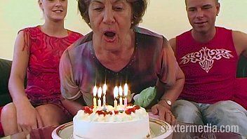 Em seu aniversário de 67 anos, sua avó recebe um pênis grande de presente