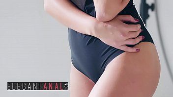 يريد المراهق امرأة سمراء أن يمارس الجنس مع الشرج قدر الإمكان