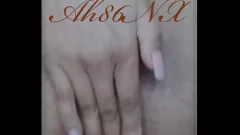 Riproduci Ragazza nera e arrapata viene forte mentre si masturba