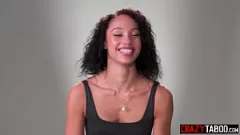 Abspielen Die Solo-Masturbationssitzung des schwarzen Teenagers Alexis Tae mit einem Sexspielzeug