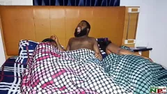 Reproduzir Black Ebony Krissyjoh pega batendo forte em um trio Naija
