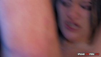Riproduci Xnxxhd con una bella bruna cagna grande