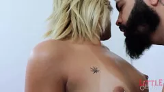 Jouer Les débuts de Julia Lins : une latina blonde inoubliable avec des tatouages