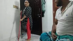 Jouer Jetez un œil : Desi Indian Maid se fait flasher avec une bite bien dure