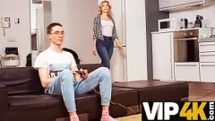 Odtwórz Przyrodni brat zaprzyjaźnia się z nerdowatą rosyjską przyrodnią siostrą Anną Krowe