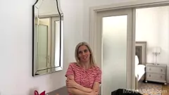 Reproducir La flaca MILF rubia Nesty se vuelve loca con una gran polla