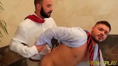 تشغيل العضلات التنفيذية تشافي دوران سرج نيكولا بروكس في الحمام