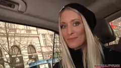 Street Pickup verwandelt sich in wilden Autofick mit den Pornostars Uma und Lara