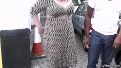 Odtwórz Kształtna pani z biura nie może się oprzeć masywnemu kutasowi swojego czarnego szefa