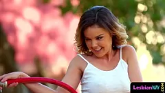 Reproducir Jugosa lesbiana adolescente tribbing y lamiendo coño
