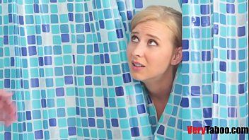 Sexe dans la salle de bain avec une maman blonde sexy