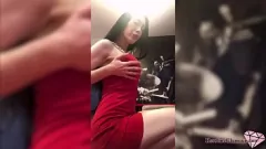 Reproducir Adolescente morena se pone cachonda con un gran consolador y un puño feroz en un vestido rojo