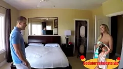 Reproduzir Masturbação em hotel: hóspede loira com peitos grandes dá prazer à beira da piscina