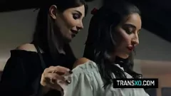 Jouer Natalie Mars, la belle transexuelle fisting la chatte serrée d'Emily Willis dans le porno anal