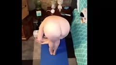 Reproduzir Acorde com peitos grandes e bunda suculenta na sessão de ioga nua