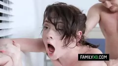 Reproducir El hermanastro no puede resistirse a Petite Moreta adolescente Athena Rayne