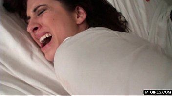 Play Xnxx with a brunette from Craiova cries when he fucks her in the ass