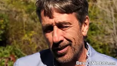 Riproduci La giovane bionda Carolina Sweets diventa hardcore cazzo da uomo più anziano