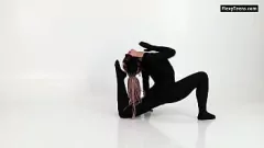 Afspelen Latex-geklede flexi gymnast Lola Kauchuk toont haar bekwame acrobatiek en heetste kont