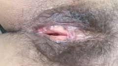 Afspelen Hairy Milf legt wijd open poesje bloot na intense verdomde sessie