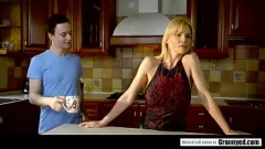 Abspielen Reife blonde nanny nadya basinger mit riesigen falschen Titten bekommt ein hartes Ficken
