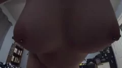 تشغيل تبادل الفم الحميمي للزوجين الحميمين مع الثدي الكبير المثقوب