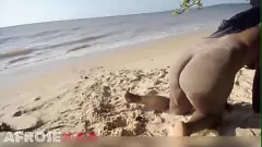 Jouer Action de la chatte rasée en gros plan d'ElviesLutty à la plage