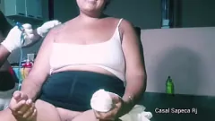 Afspelen Brunette amateur wordt geïnkt zonder ondergoed, stelt poesje bloot aan tattoo-artiest - interraciale fetisj-tatoeage