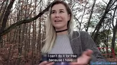 Redă O blondă superbă europeană este luată pentru o muie intensă și o pussyfucking sălbatică în public