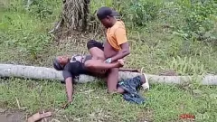 Reproduzir Experimente a melhor aventura ao ar livre com esta prostituta BBW de ébano gostosa montando um tronco como uma profissional na selva selvagem da Nigéria