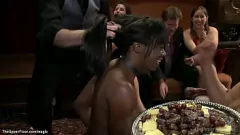 Odtwórz Zmysłowa hebanowa petentka w ostrej międzyrasowej orgii z ostrym wiązaniem i chłostą