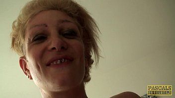Abspielen Die tätowierte Blondine drang brutal in ihren Arsch und ihre Muschi ein