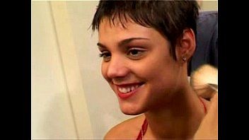 Film Xnxx con Iuliana che si prende gioco di se stessa