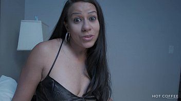 Reproduzir A mulher bonita fode sua buceta longo e profundo