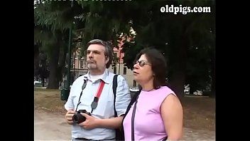 Riproduci Porno con un vecchio e una nonna grassa che fanno sesso