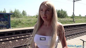 Afspelen Seks in het treinstation met sexy blonde