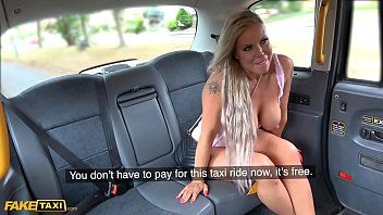 Redă Bianca in tatele goale face sex in uber si inghite sperma