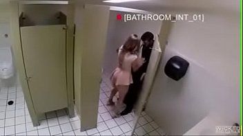 Fotografe secretamente ao fazer sexo em um banheiro